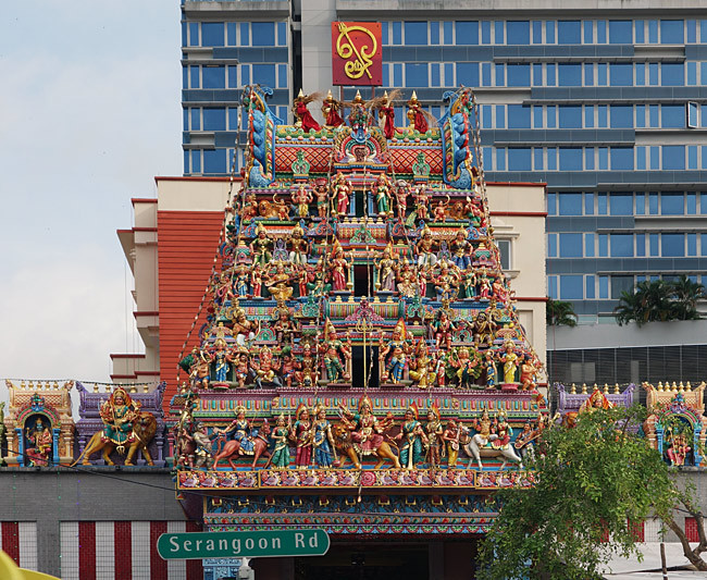 リトル・インディア」のスリ・ヴィラマカリアマン寺院内は、門をくぐると土足厳禁！: マリーナベイサンズに泊まって、遊んで、シンガポール６日間